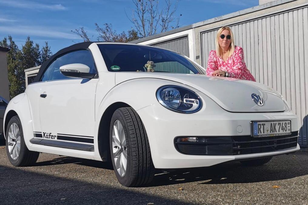 Annette Klaus mit ihrem weißen VW Beetle